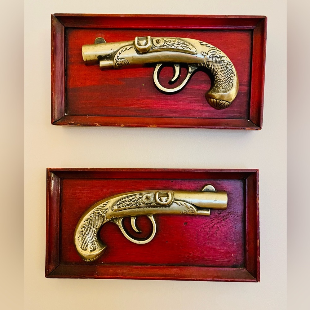 Vintage pair of mounted derringer pistols, metal on wood